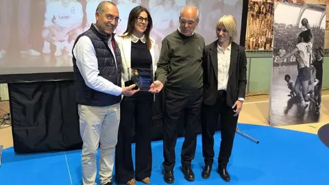 23. Nat&agrave;lia Moreno, directiva de la Deferaci&oacute;n Espa&ntilde;okl de Balonmano, fent-hi entrega d'una placa al Club per recordar aquella fita