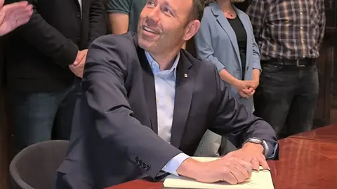 Berni Alvarez signant al llibre d'honor de Granollers