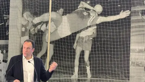 El regidor &Aacute;lvaro Ferrer explicando el plan de inversiones en instalaciones para el deporte