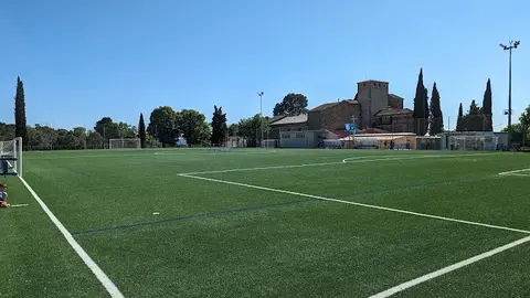 Campo de futbol del CF LLerona, con la IGlesia de fondo