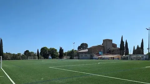 Campo de futbol del CF LLerona, con la IGlesia de fondo 1