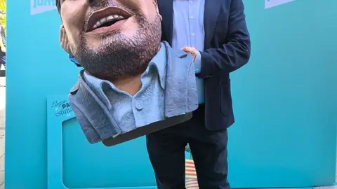 11. El candidat Torrillas ja t&eacute; el seu capgr&ograve;s, ens ho va presentar a l'Stand