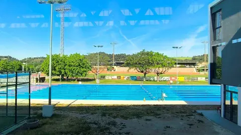 5. la piscina exterior vista desde les noves piscines