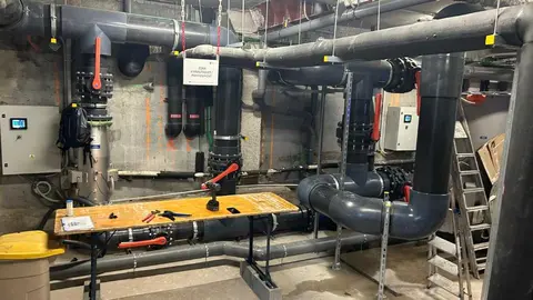 15. les entranyes de les piscines amb els equips d'analitica i control