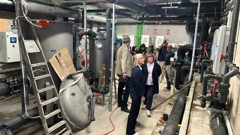 17. l'alcaldessa Barnusell revisant les noves instalacions