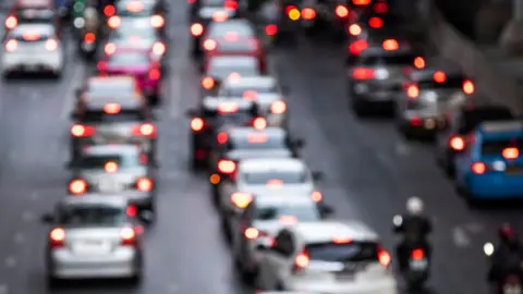 Atasco de tr&aacute;fico en la carretera