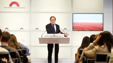 Joan Garriga en una rueda de prensa en el Parlament