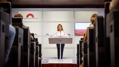 Mar&iacute;a Garc&iacute;a Fuster en una rueda de prensa en erl Parlament catal&aacute;n