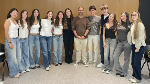 El regidor de Joventut de Granollers, Carlos Garc&iacute;a, amb els participants a la Lliga de debat