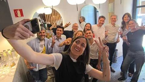 Els integrants del mur de VOTV enganxats en mig d'un selfie