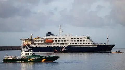 El MV Hondius anclado en un puerto de Tenerife