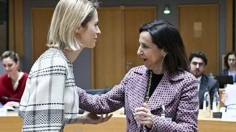 La Alta representante para Asuntos Exteriores y Pol&iacute;tica de Seguridad, Kaja Kallas, y la ministra de Defensa, Margarita Robles, en el Consejo de Asuntos Exteriores