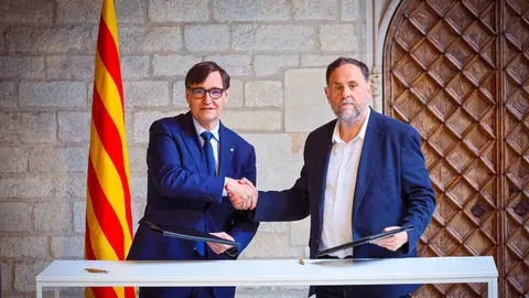Salvador Illa y Oriol Junqueras firmando el acuerdo de presupuestos