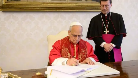 El Papa Le&oacute;n XIV en la firma de la Carta Enc&iacute;clica Magnifica Humanitas, 15 de mayo 2026   (@Vatican Media)