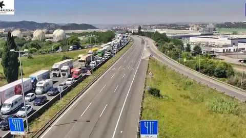 Los profesores en huelga cerraron la AP7 a la altura de Granollers y dejaron a los conductores desprotegidos durante horas, ante temperaturas extremas Foto Servei Catal&agrave; de Tr&agrave;nsit