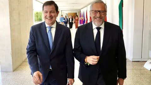 Alfonso Fern&aacute;ndez Ma&ntilde;ueco y Carlos Poll&aacute;n, tras firmar el acuerdo de gobierno de PP y Vox  Foto de Ical - M&iacute;riam Chac&oacute;