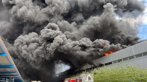 Incendio almac&eacute;n Honda Santa Perpetua 5-06-26 Foto Bombers Generalitat