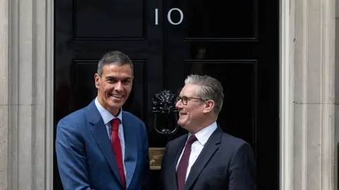 El presidente del Gobierno, Pedro S&aacute;nchez, saluda al exprimer ministro brit&aacute;nico, Keir Starmer