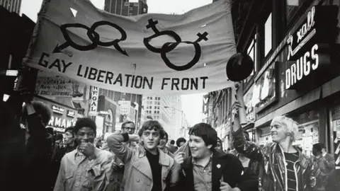 Manifestaci&oacute;n pro derechos Gay (1969) tras los hechos de Stonewall