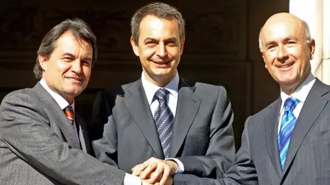Zapatero acompa&ntilde;ado de Dur&aacute;n Lleida y Artur M&aacute;s celebran la aprobaci&oacute;n del Estatut del 2006
