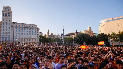 La Pla&ccedil;a de Catalunya con la marea roja