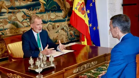 El Rey con el presidente S&aacute;nchez en su &uacute;ltimo despacho en el Palacio Real de la Almudaina, en Palma de Mallorca - Foto de Casa del Rey