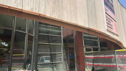 Treballs per instal&middot;lar el nou ascensor a la fa&ccedil;ana del Teatre Auditori de Granollers