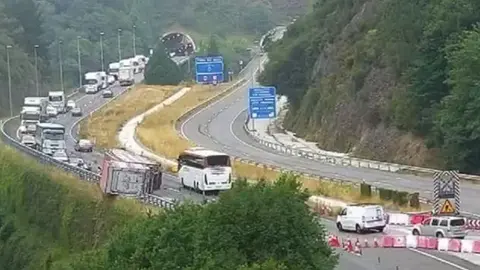 Vuelco de un cami&oacute;n en una carretera - Foto de DGT