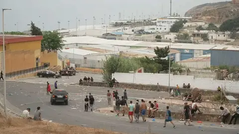 Decenas de inmigrantes irregulares llegados paseando por Ceuta Foto de la OMC