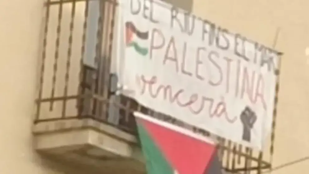 Bandera de Arran en el balcón de l'Ajuntament de la Roca del Vallès