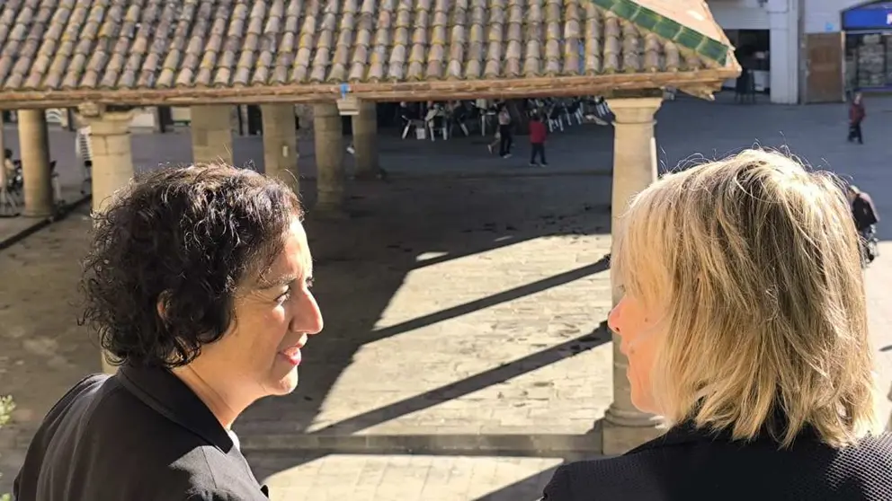 La consellera i l'alcaoldessa contemplan la Porxada des de la balconada de l'Ajuntament