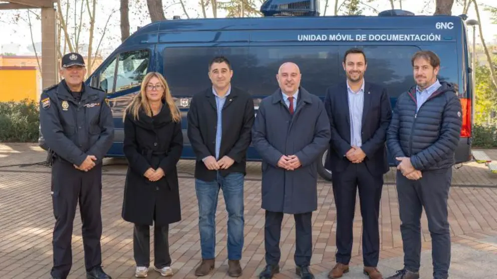 El Delegado y la Subdelegada del Gobierno junto al alcalde Lli&ccedil;a de Vall y autoridades delante del VIDOC (veh&iacute;culo Integral de Documentaci&oacute;n) de la Polic&iacute;a Nacional