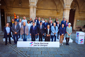 El president i el conseller amb els signants del Pacte x la Llengua Fotografia Jordi Bedmar web gencat