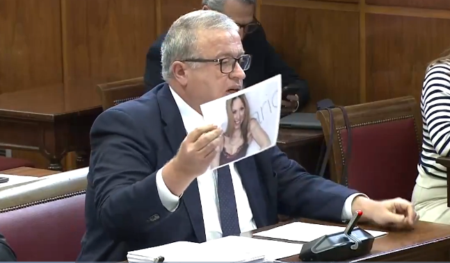 Nuestro articulista, el senador Paco Bernabé, preguntando a Puente si conocía a la famosa Jessica