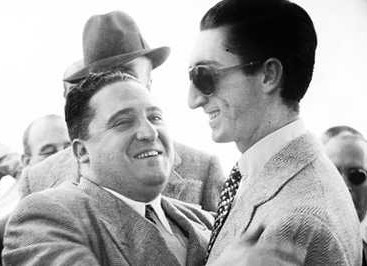 Agustín de Foxá saludando a Manolete