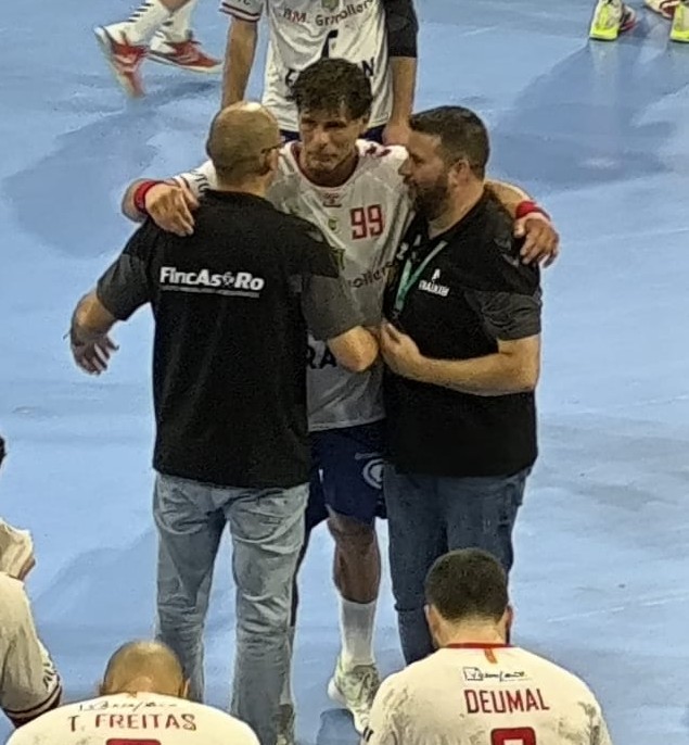 Antonio García despidiendose de sus entrenadores 2