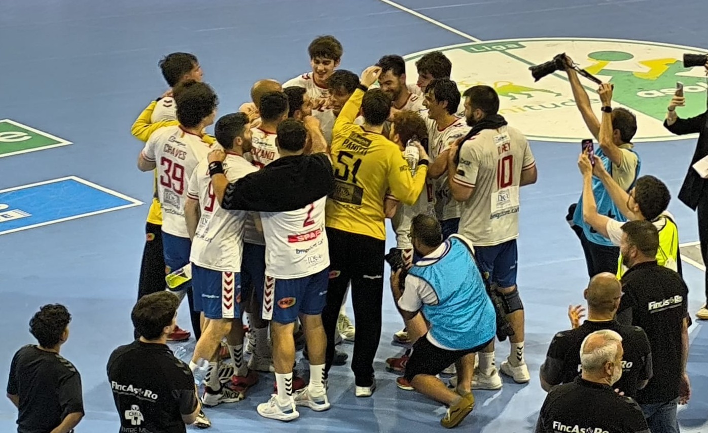 El abrazo de sus compañeros 2