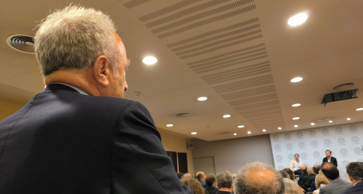 Nuestro colaborador, el ex-eurodiputado Ernesto Caccavale, realizó varias preguntas en lo que fué una sesión abierta y sin recortes.