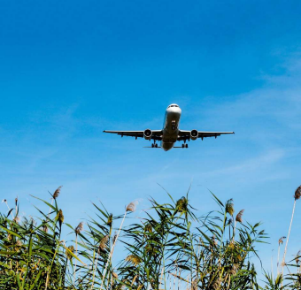Avión a punto de aterrizar en el aeropuerto de Barcelona