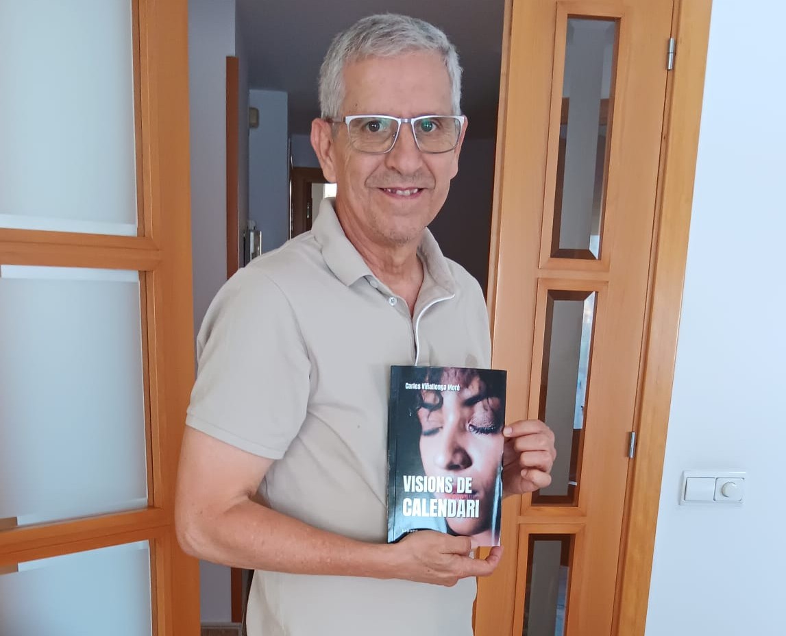 l'autor, el granollerí Carles Viñallonga, amb el seu llibre 2