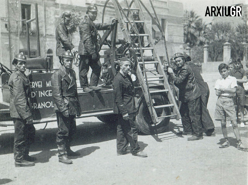 Camions i instal·lacions dels bombers a la plaça de Pau Casals. Maig 1937. Foto Arxiu Municipal de Granollers.