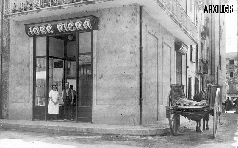 Botiga de roba de Josep Riera, coneguda com a can Baldufes, situada a la plaça dels Cabrits, a la cantonada de la plaça de les Olles. Foto Arxiu Municipal de Granollers.