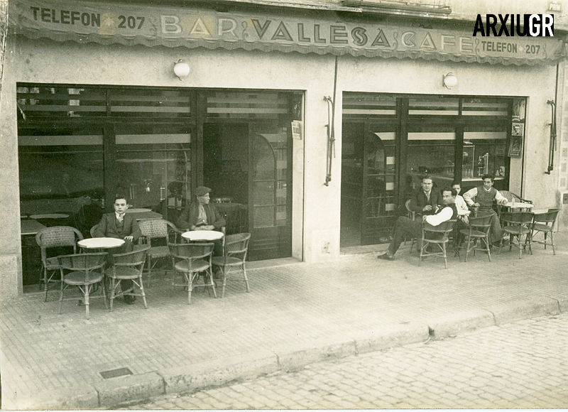 Bar Vallesá, davant Garatge Baulenas. Arxiu Municipal de Granollers.
