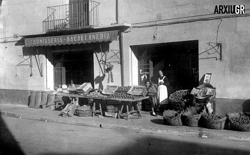 Façana de la botiga de queviures de Can Palaus, 1934, a la plaça de l'Oli, a la cantonada del carrer de Santa Elisabet. Foto Arxiu Municipal de Granollers.