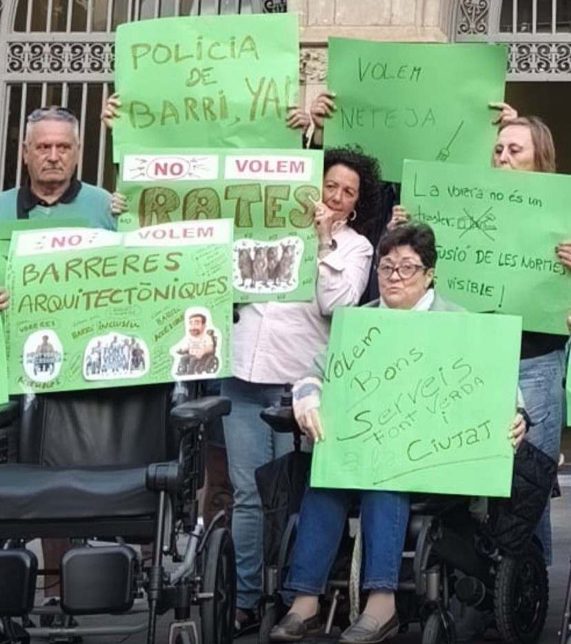 Protestas de la AAVV Font Verda davant porta Ajuntament avans del ple