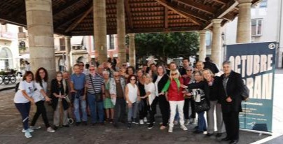 Foto de grup després de la lectura del manifest del Dia Internacional de les Persones Grans