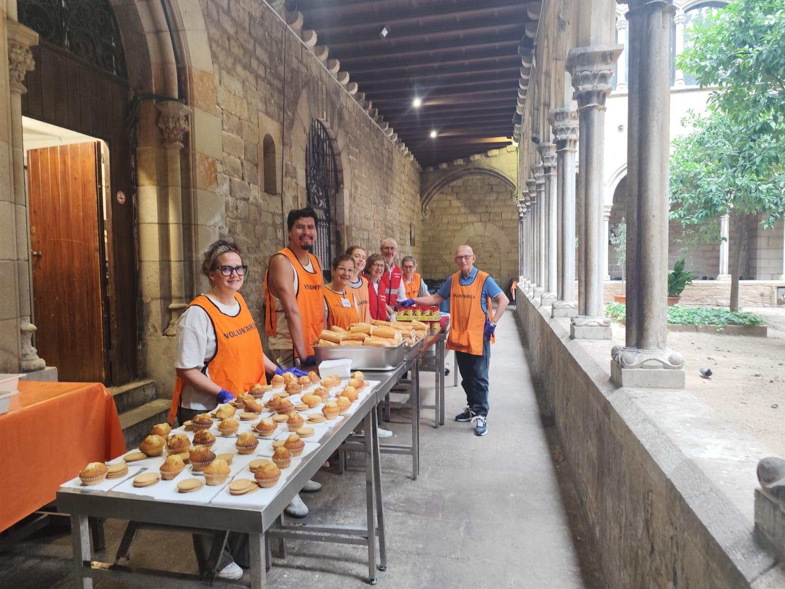 Voluntaris de Sant Anna (Barcelona),  que cada dia preparen  uns  200 esmorzars