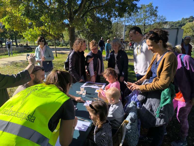 Les autoritats davant uns dels tallers del recorregut