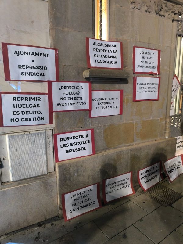 Carteles reivindicativos en la puerta del Ayuntamiento de Granollers