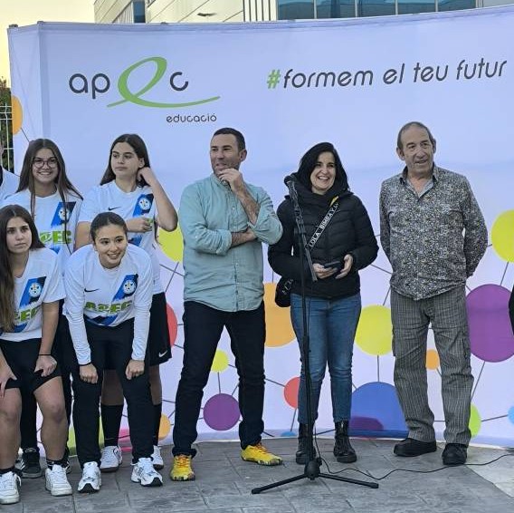 Los dirigentes de APEC junto a la presidenta del Inter Granollers, Pili García, y varias de las jugadoras juveniles